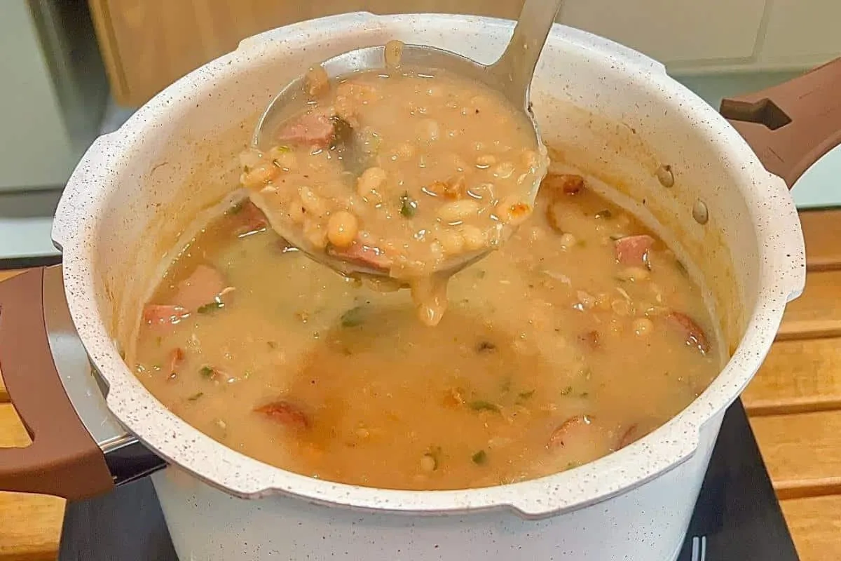 Como cozinhar feijão saboroso e com caldo grosso para sua fa
