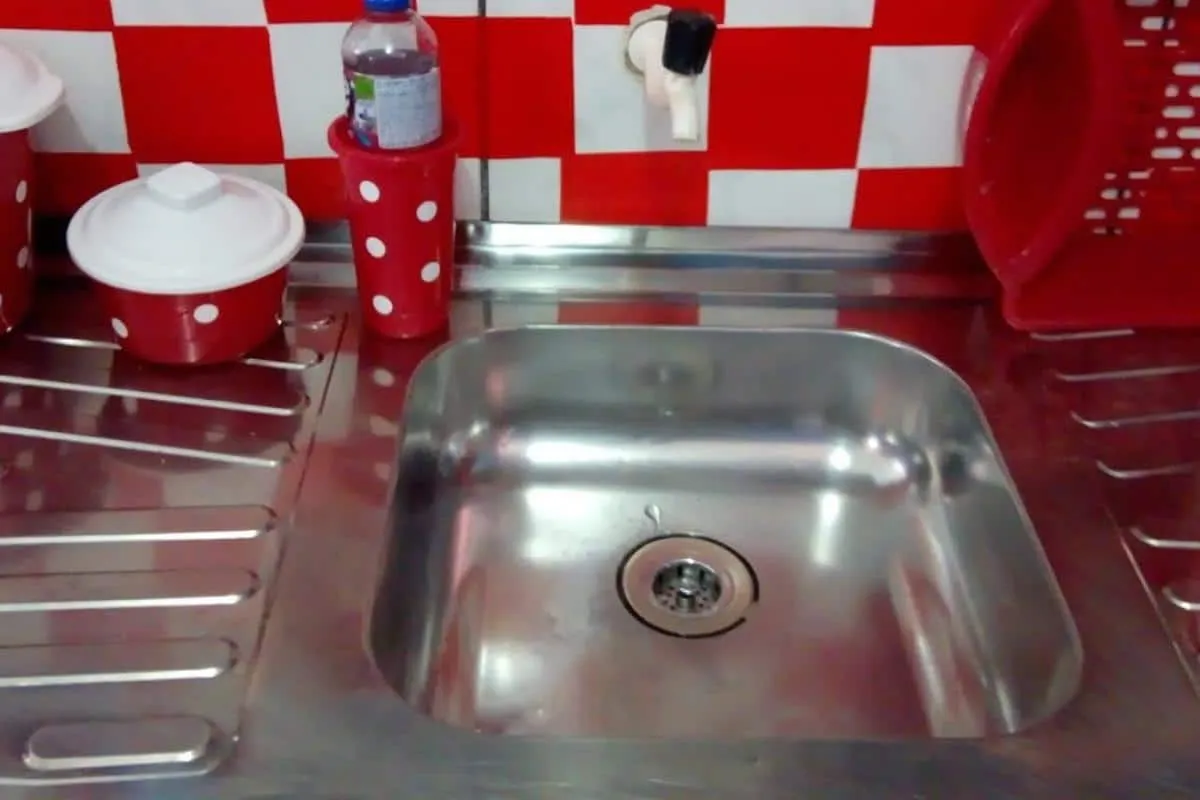 Como dar brilho em pia de inox depois do almoço de domingo d