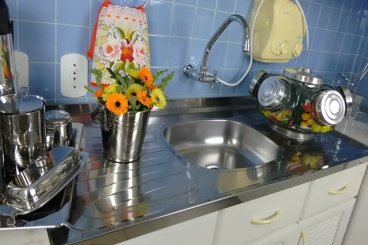 Como dar brilho em pia de inox depois do almoço: tira toda g
