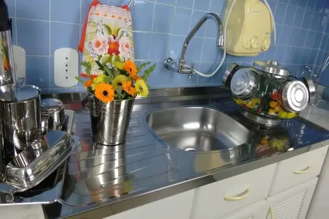 Como dar brilho em pia de inox depois do almoço: tira toda g