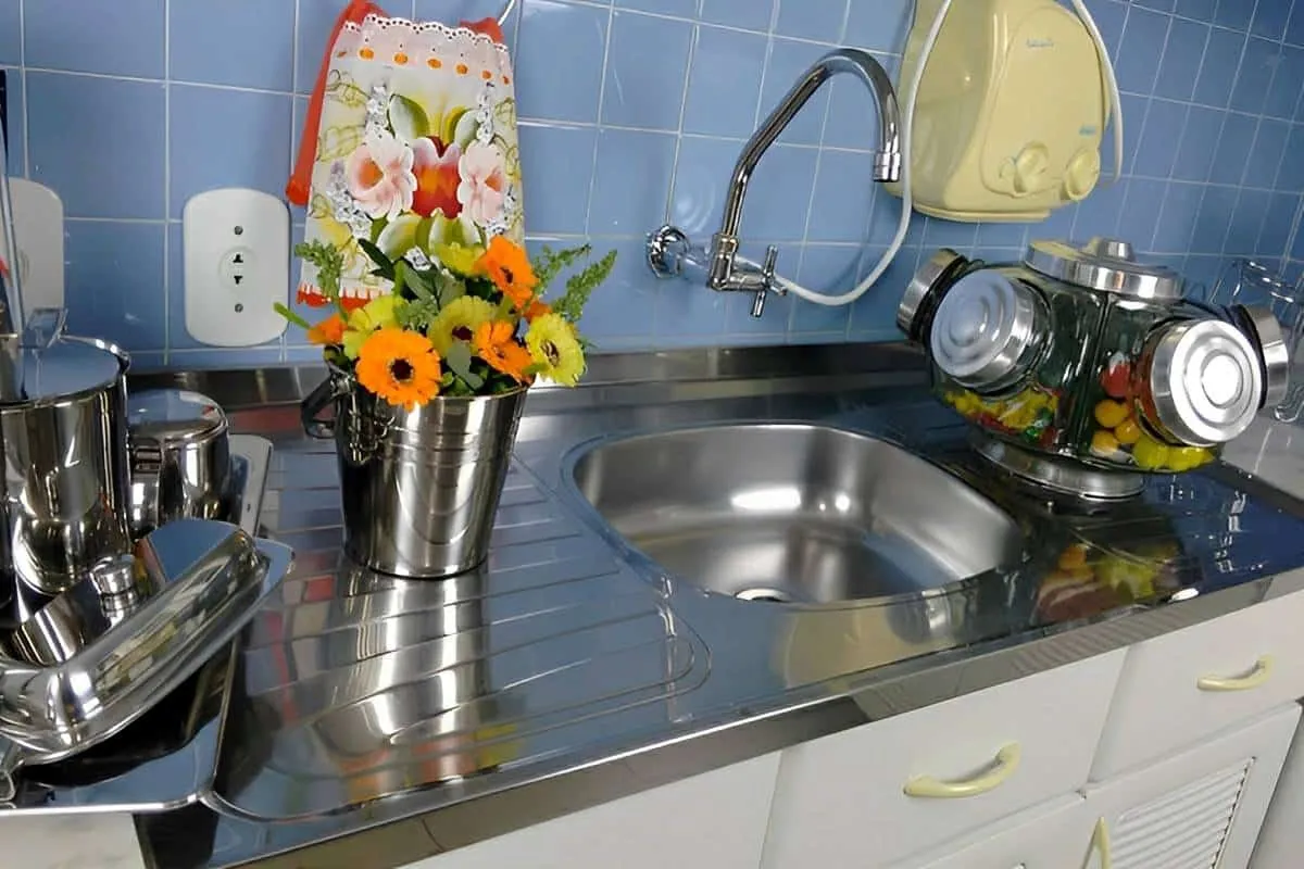 Como dar brilho em pias de inox e também em torneiras e pane
