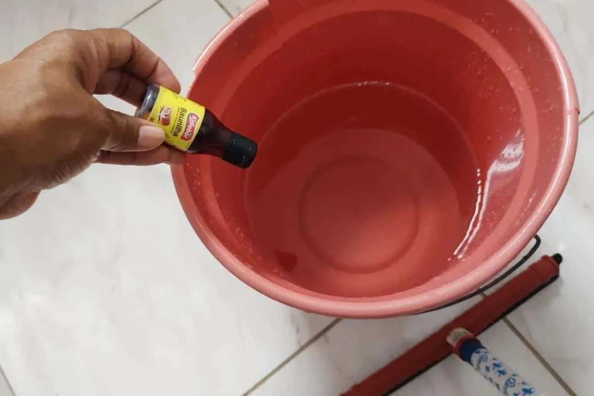 Como deixar o piso limpo e cheiroso: não precisa comprar pro