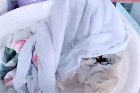 Como desencardir roupa amarelada: uma diarista me ensinou um