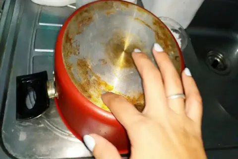 Como desengordurar panela na primeira lavada e sem precisar 