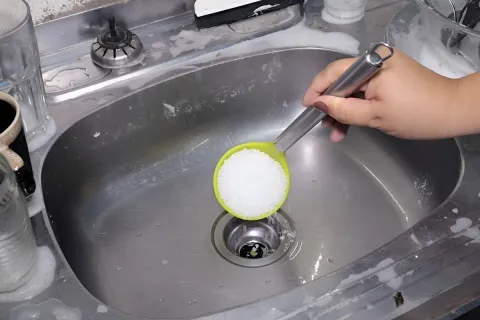 Como desentupir pias e ralos utilizando apenas sal grosso e 