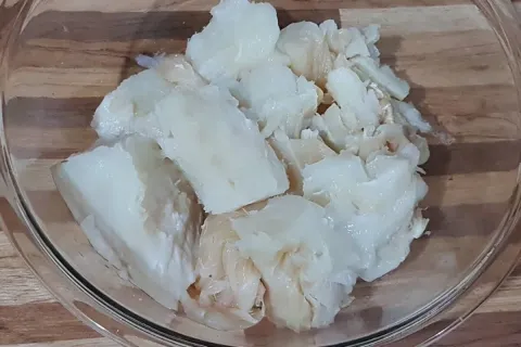 Como dessalgar bacalhau do jeito certo para fazer no almoço 