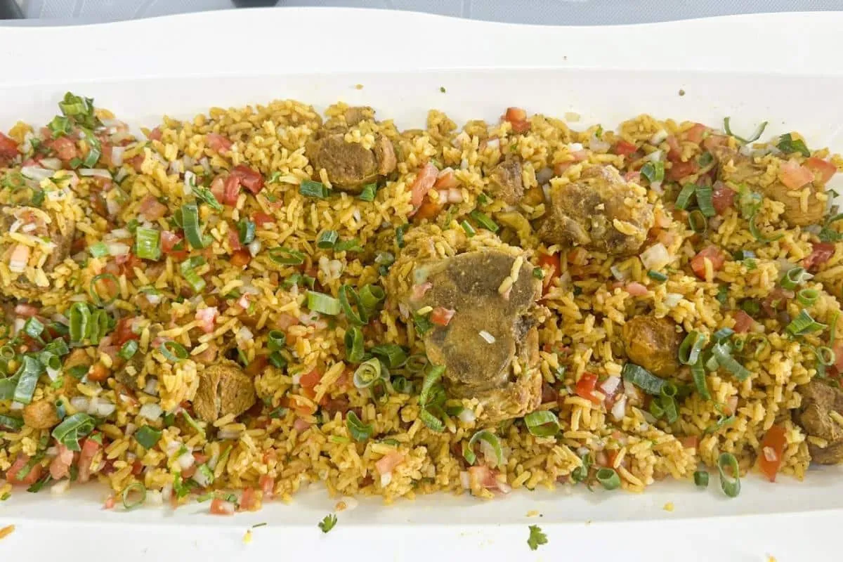 Como fazer almoço em 1 panela só: arroz com carne de porco c