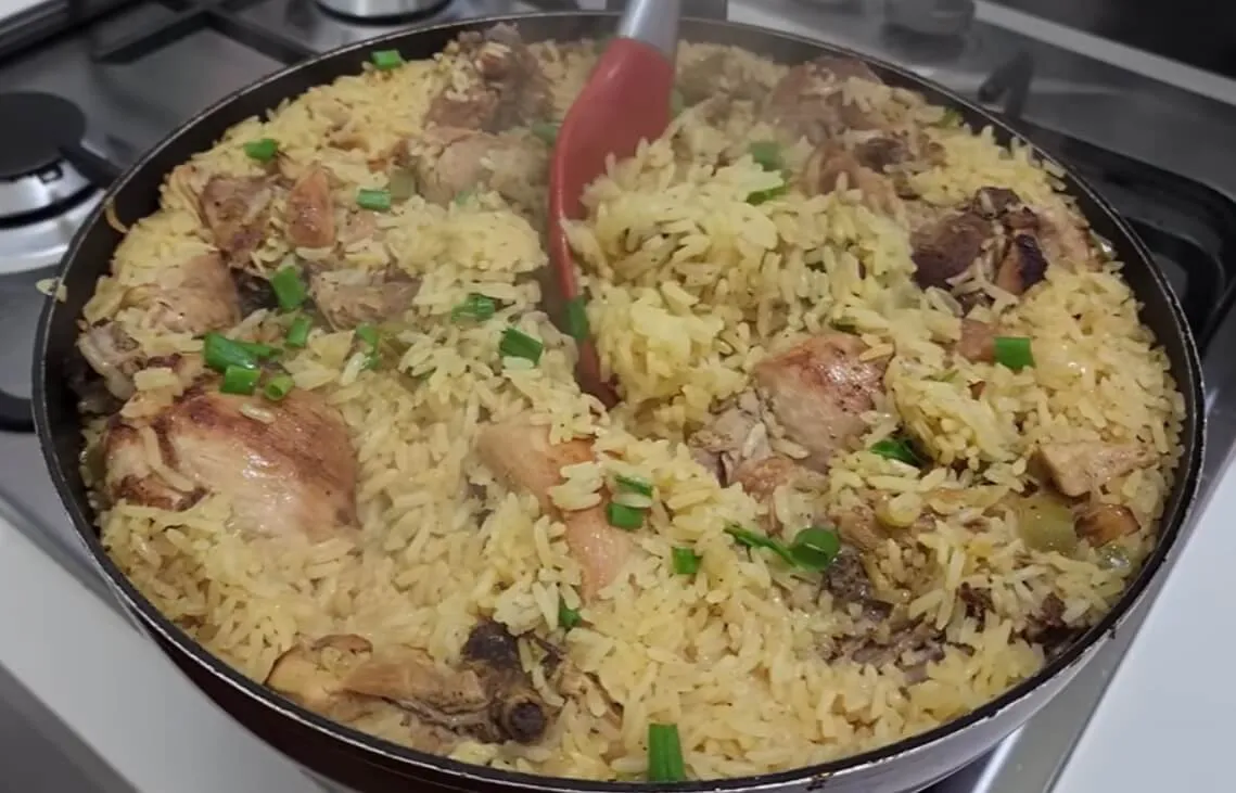 Como fazer arroz com frango que fica saboroso e soltinho par
