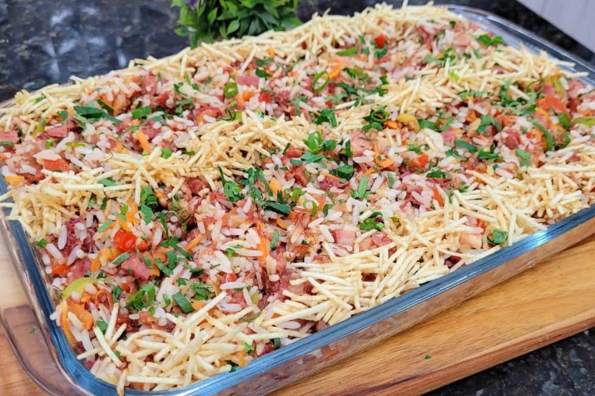Como fazer arroz temperado de festa para você servir na ceia