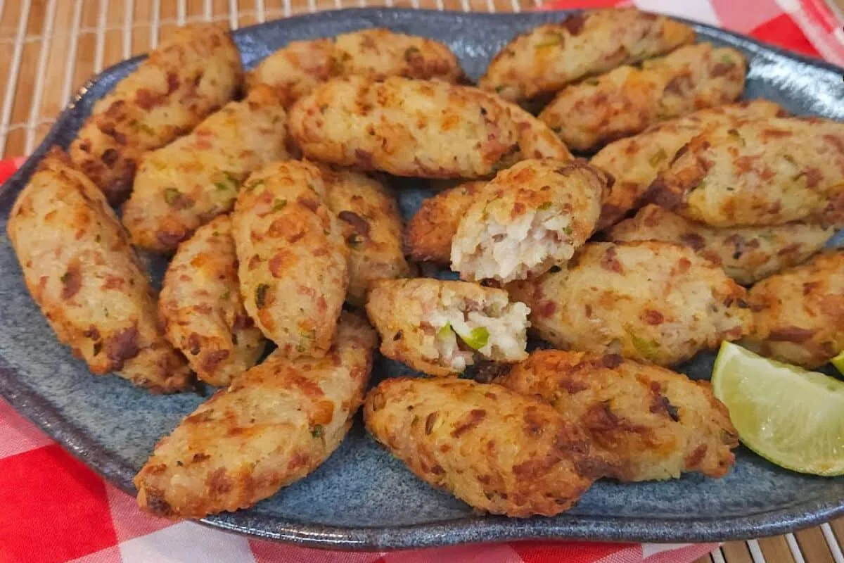 Como fazer bolinho de arroz com calabresa e queijo de um jeito rápido e fácil para aproveitar as sobras