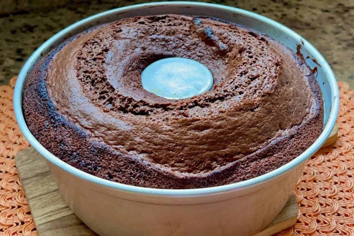 Como fazer bolo de chocolate molhadinho na assadeira redonda