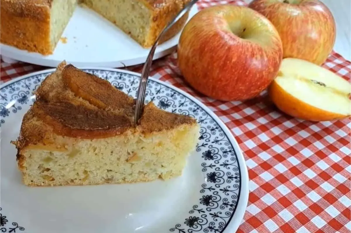 Como fazer bolo de maçã fofinho e delicioso feito todo à mão