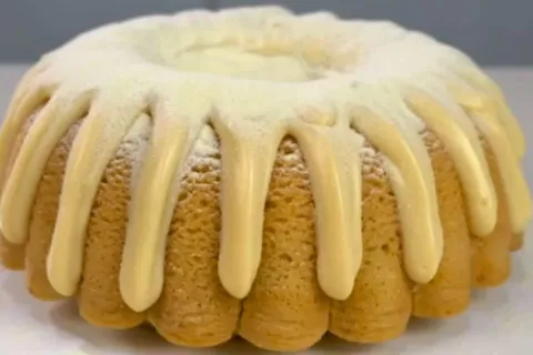 Como fazer bolo sem batedeira: a receita mais prática do mun