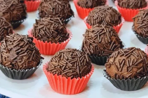 Como fazer brigadeiro sem açúcar para você comer na sobremes