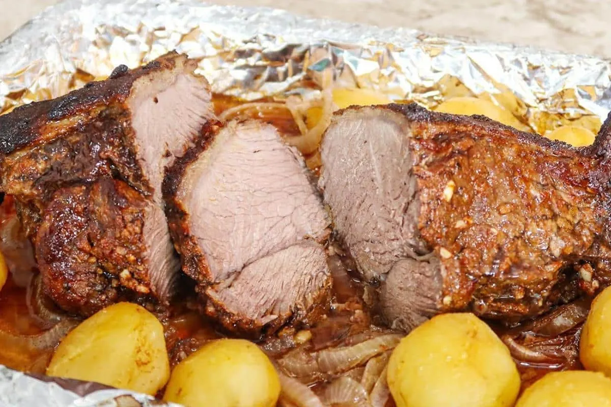Como fazer carne no forno com batatas no almoço de domingo e