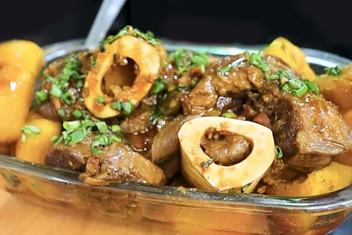 Como fazer carne soltando do osso: aprenda o tempero e tempo