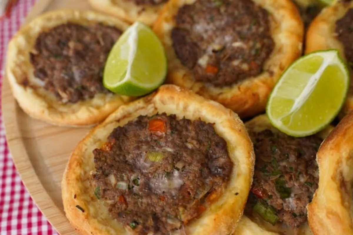 Como fazer esfiha aberta igual à de pizzaria, com massa fofinha e recheio suculento para a família