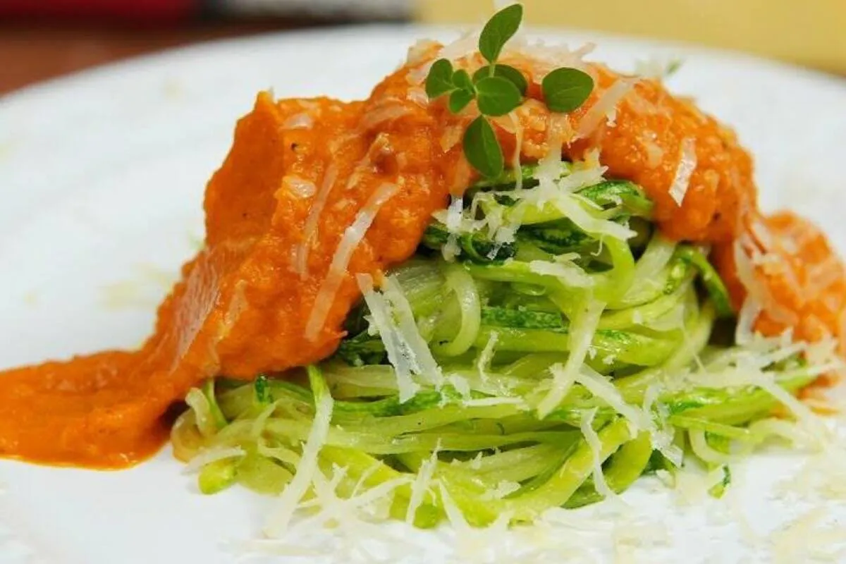 Como fazer espaguete de abobrinha para o jantar: um prato le