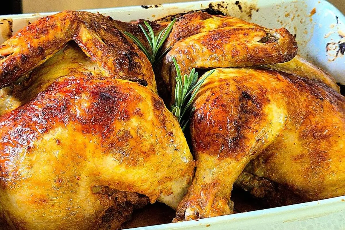 Como fazer frango assado douradinho: fica igual ao frango de