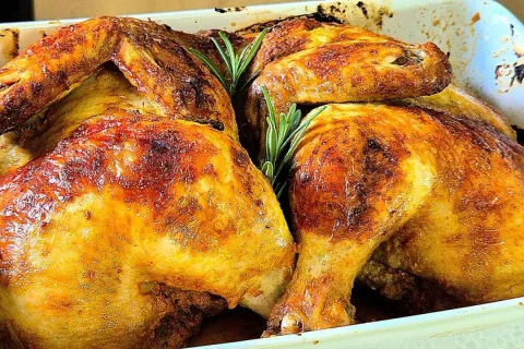 Como fazer frango assado douradinho: fica igual ao frango de