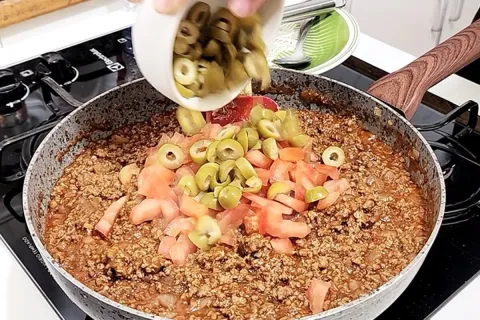 Como fazer lasanha simples na frigideira bem molhadinha e su