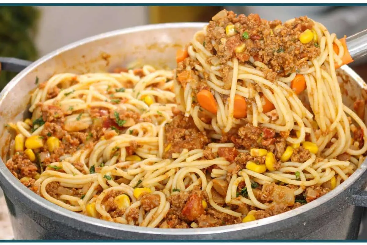 Como fazer macarronada tradicional, saborosa e soltinha para