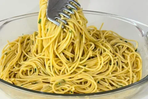 Como fazer o melhor macarrão ao alho e óleo da internet, que