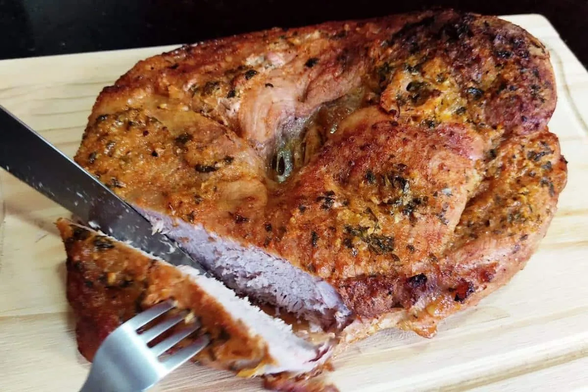 Como fazer pernil de porco assado suculento e bem temperado