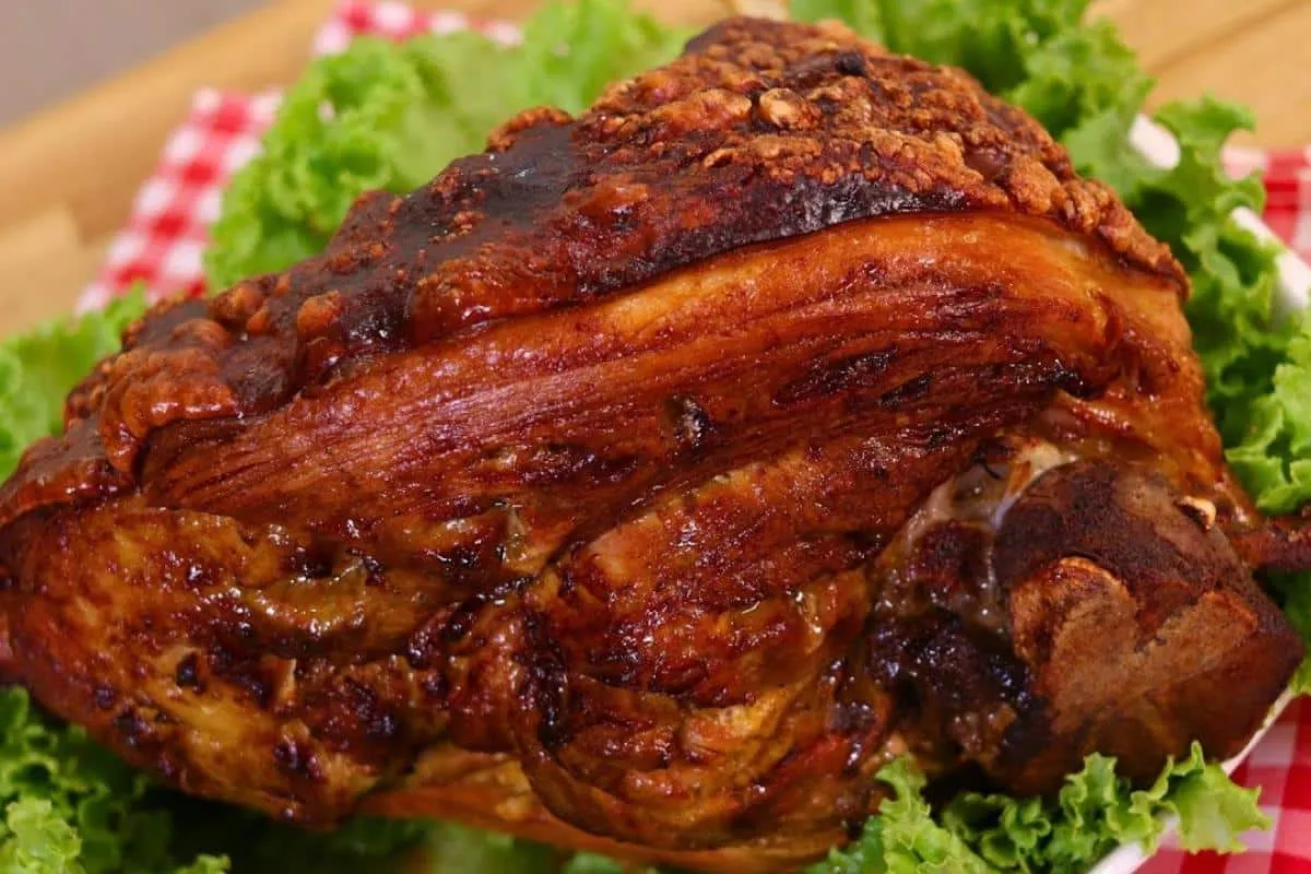 Como fazer pernil de porco suculento e pururucado para o seu