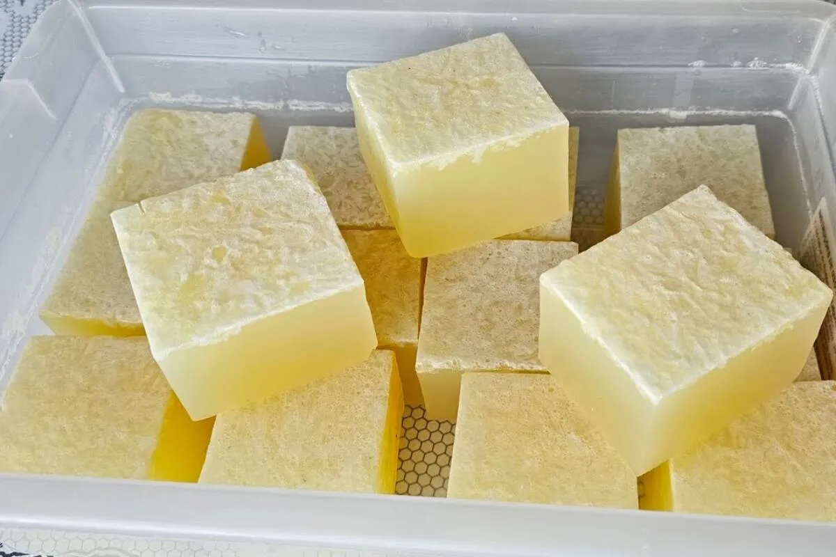 Como fazer sabão de açúcar e álcool na sua casa de um jeito