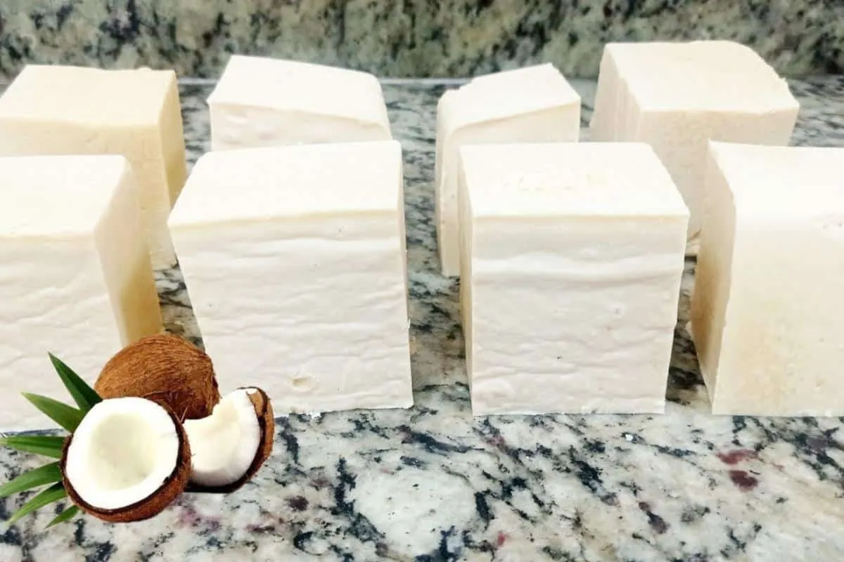 Como fazer sabão de coco caseiro que rende bastante e deixa