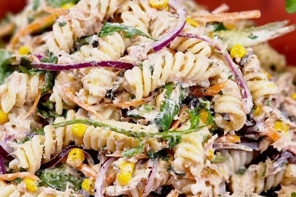 Como fazer salada de macarrão super rápida que fica pronta e
