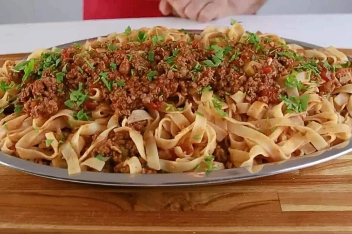 Como fazer talharim ao molho bolonhesa para o almoço: bem so