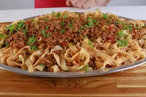 Como fazer talharim ao molho bolonhesa para o almoço: bem so