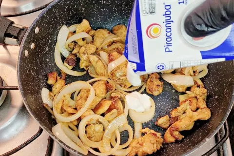 Como fazer um frango cremoso na frigideira de um jeito super