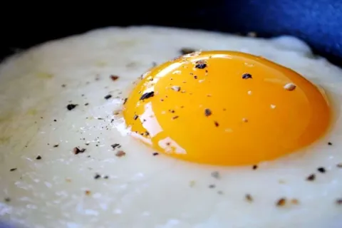 Como fritar ovo sem furar a gema usando esse truque simples 