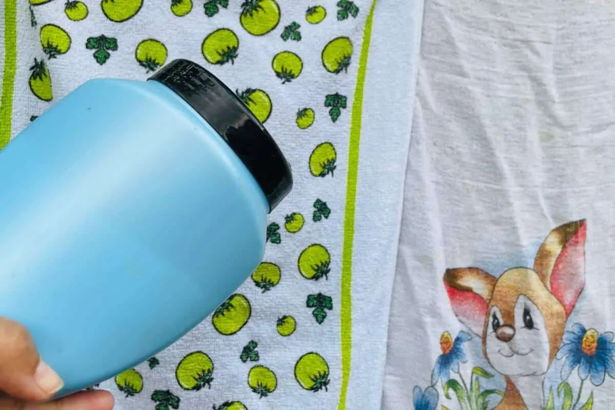 Como lavar pano de prato fedido e manchado: não precisa mais