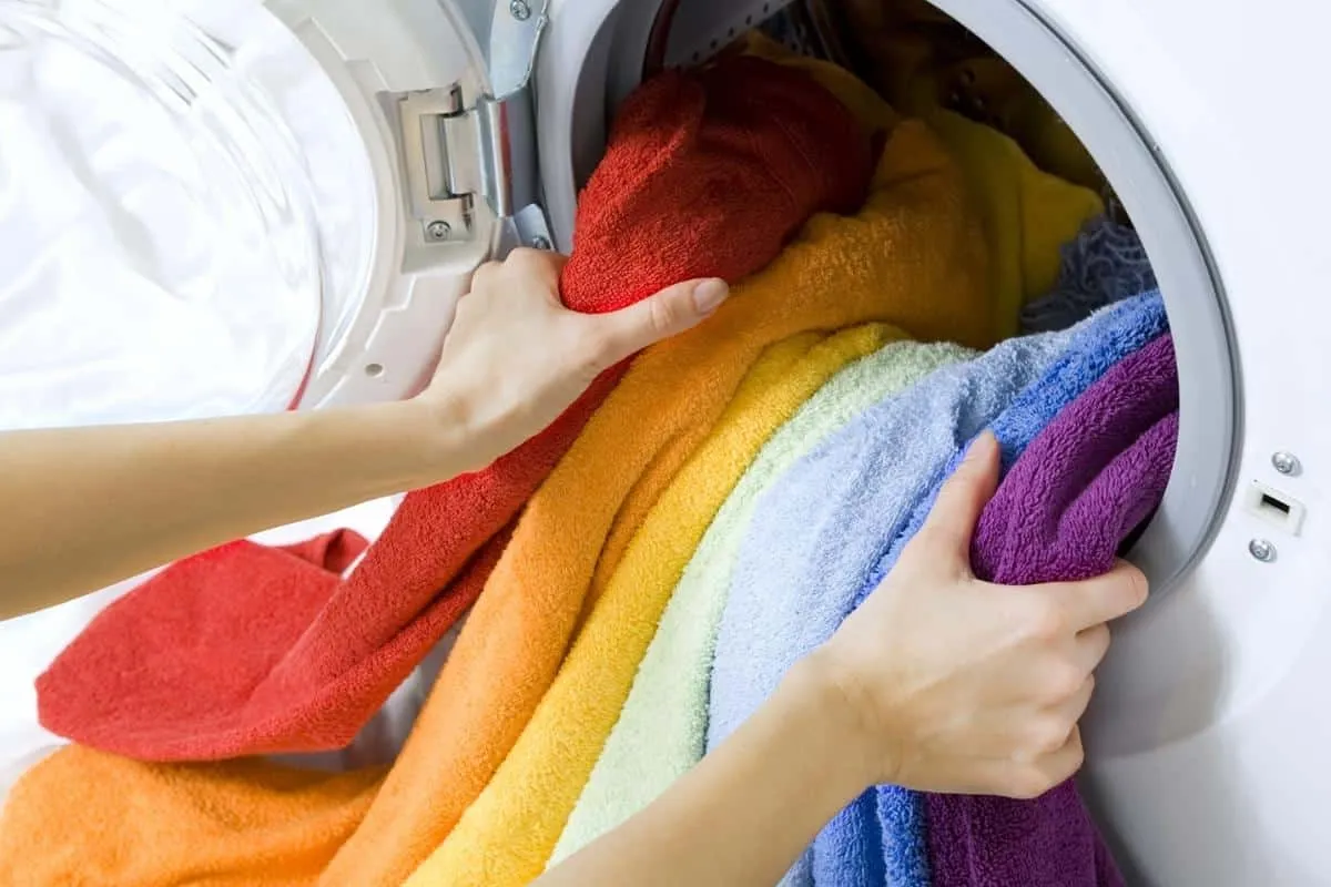 Como lavar roupa colorida do jeito certo para não desbotar e