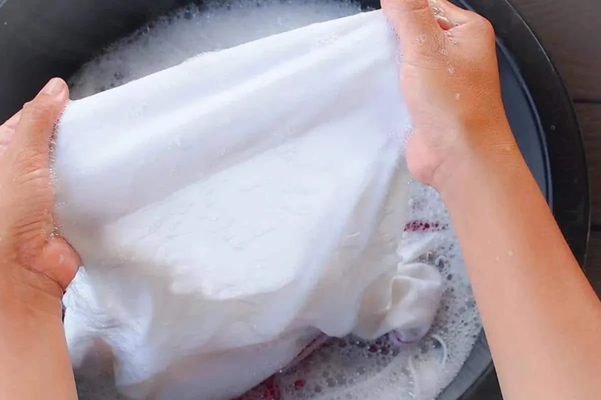 Como lavar roupas brancas do jeito certo que tira amarelado