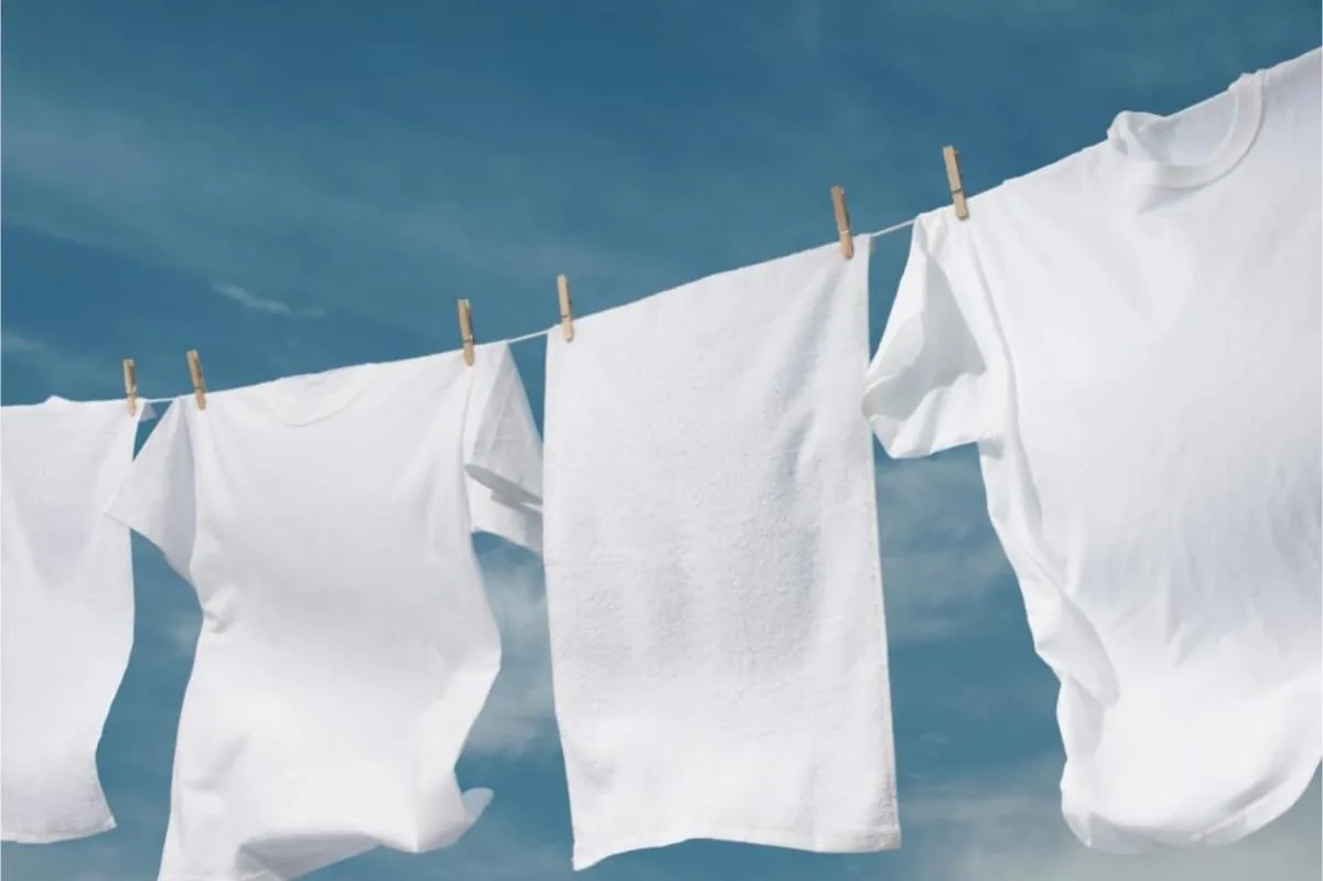 Como lavar roupas brancas encardidas de um jeito que você nu