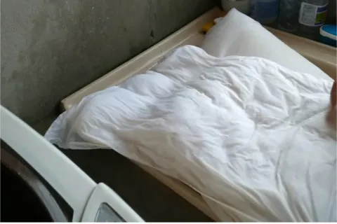 Como lavar travesseiro manchado e encardido sem precisar de 