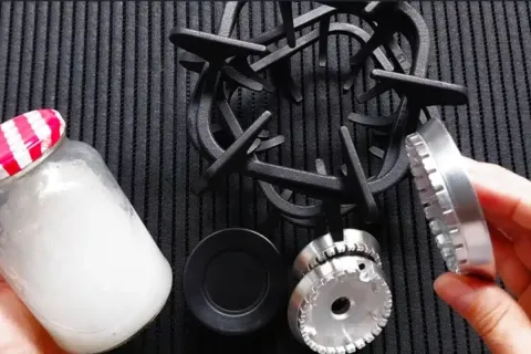 Como limpar bocas do fogão: misturinha caseira que derrete t