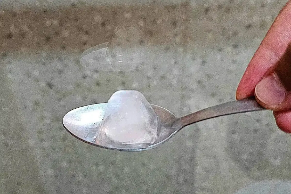 Como limpar box manchado: tira até as manchas mais antigas