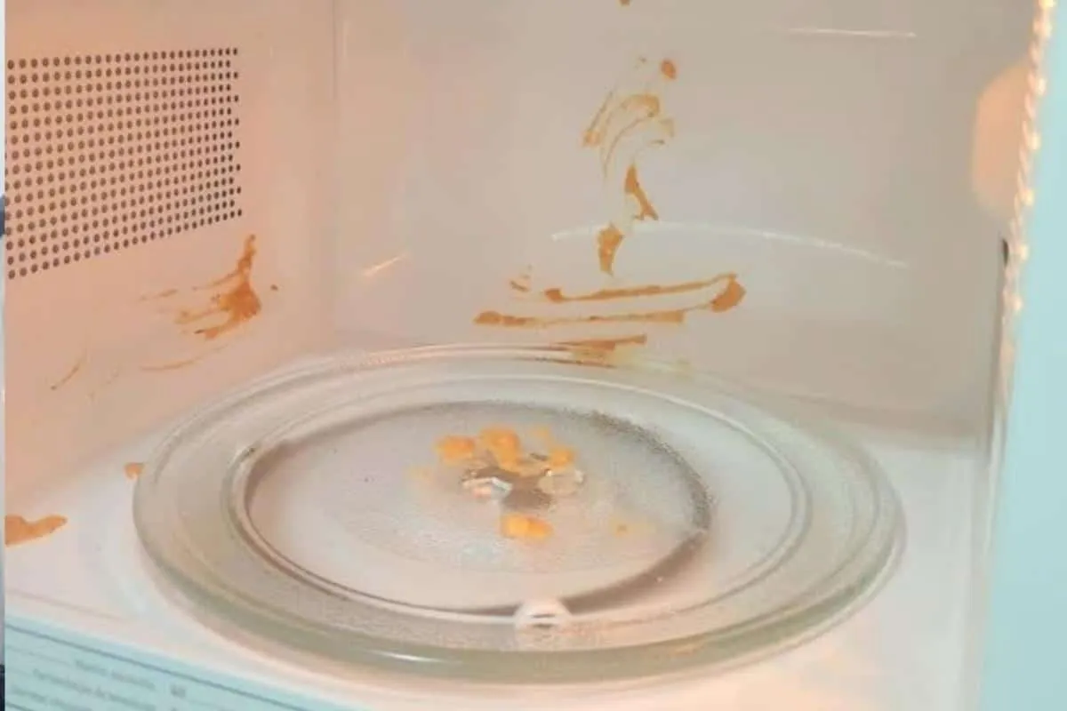 Como limpar micro-ondas: misturinha que tira mau cheiro e su