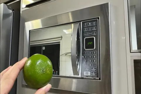 Como limpar o micro-ondas: tira toda sujeira grudada e não d