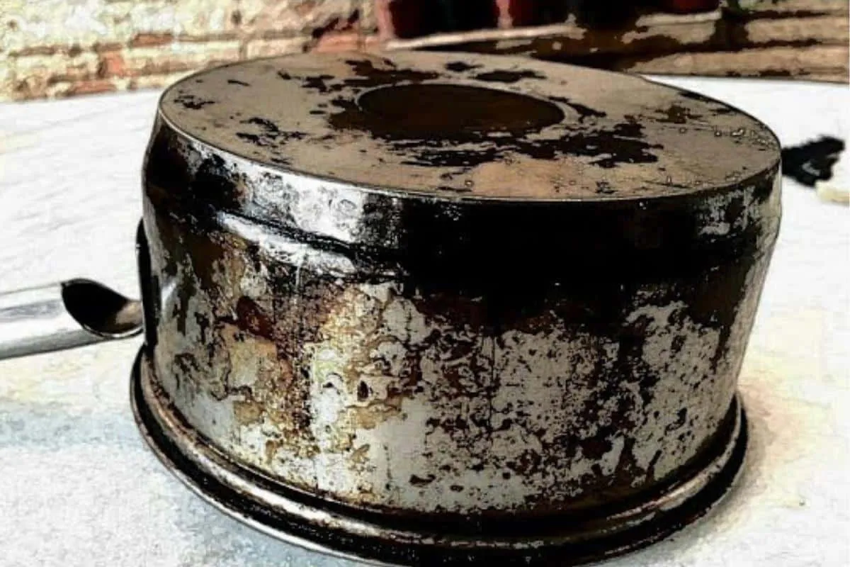 Como limpar panela manchada de queimado sem ficar esfregando
