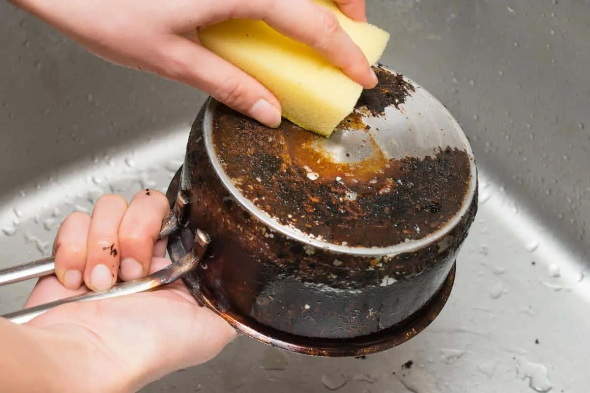 Como limpar panela queimada com crosta de gordura grudada