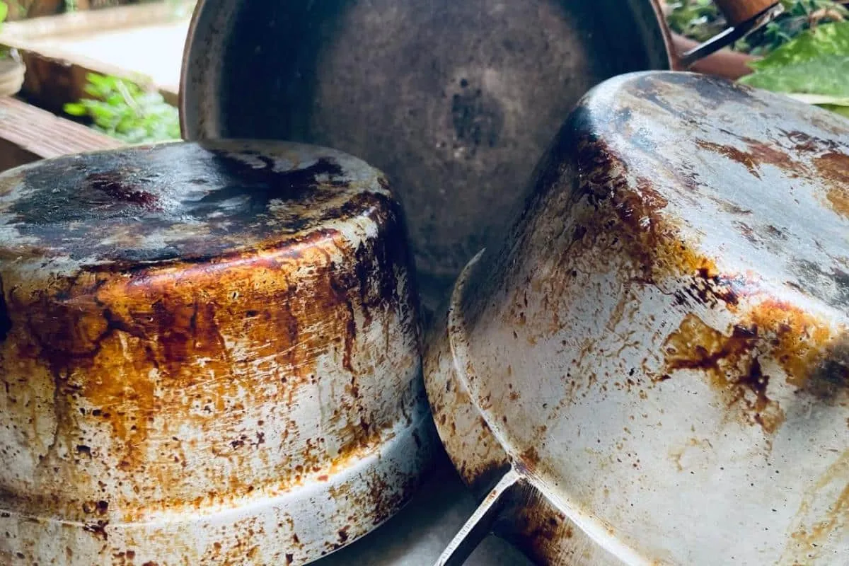 Como limpar panela queimada de gordura e deixar brilhando de