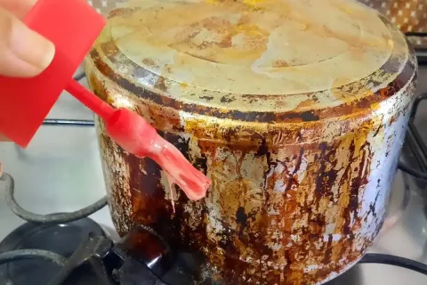 Como limpar panela queimada e engordurada sem ficar o dia es