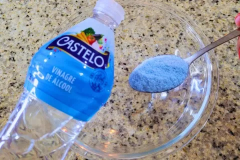 Como limpar sofá sem lavar: misturinha que toda sujeira rapi